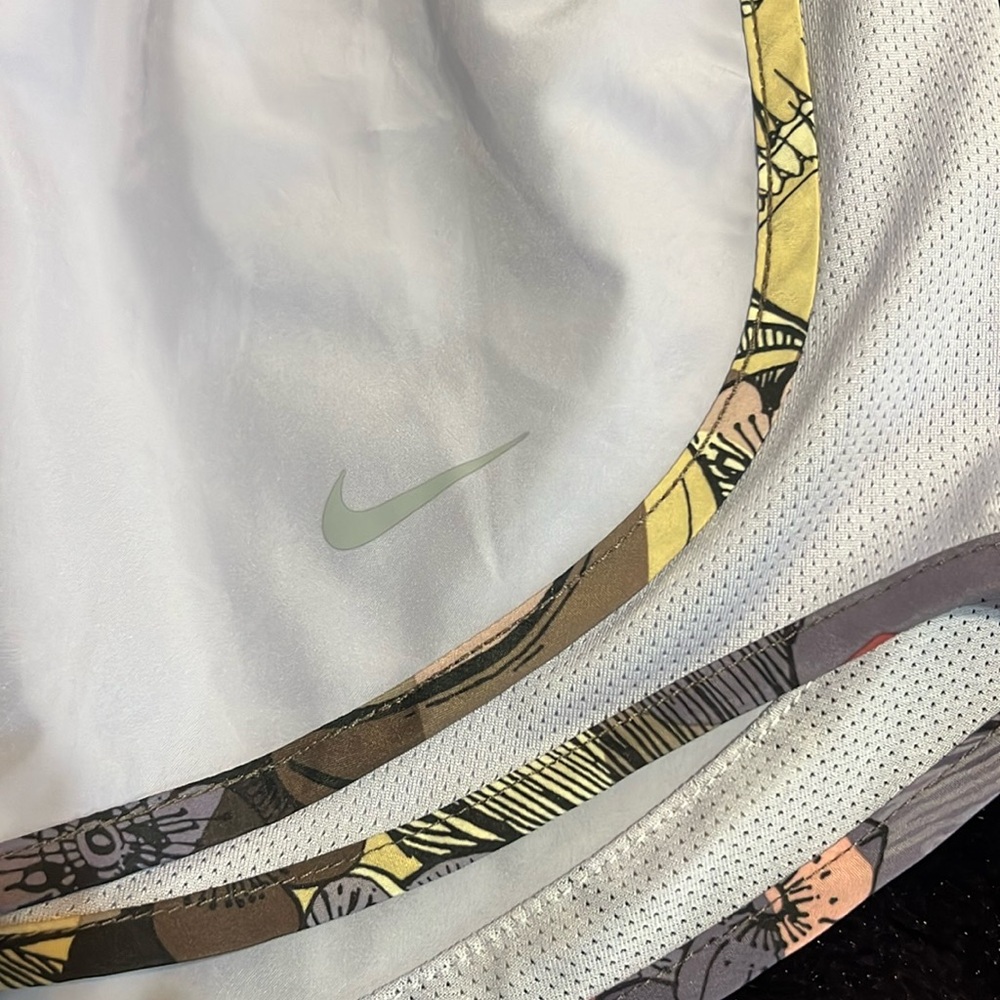 Athletic shorts - Picture 2 of 4